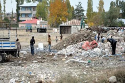 Deprem enkazına hücum