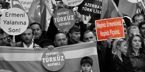 Ermenilere yönelik "ırkçı pankart" taşıyanlara ceza