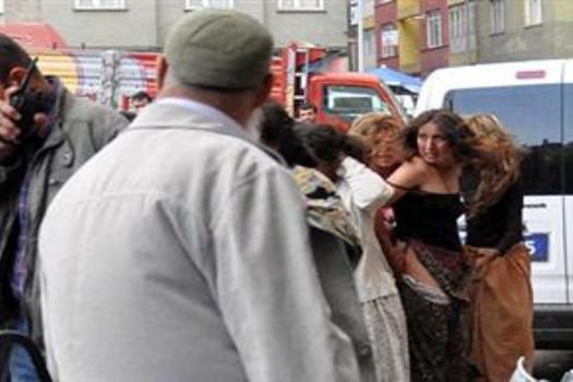 Erzurum'da 'çıplak' protesto!