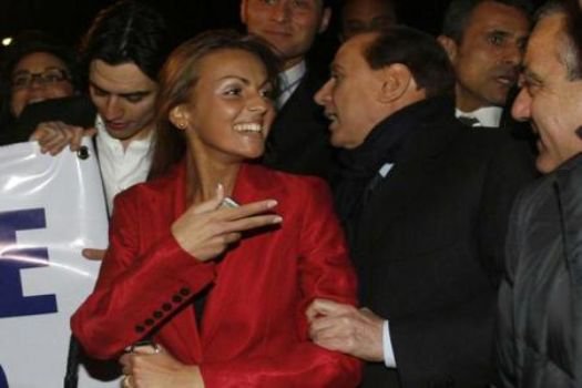 Gece gelip Berlusconi'yi teselli etti