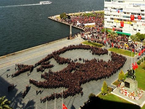 İzmir'de canlı Atatürk portresi