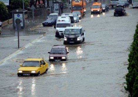 İzmir'i Sel Aldı