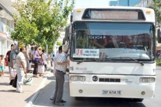 Klimalı duraklarına vatandaştan tepki: Önce ulaşım sistemini düzelt