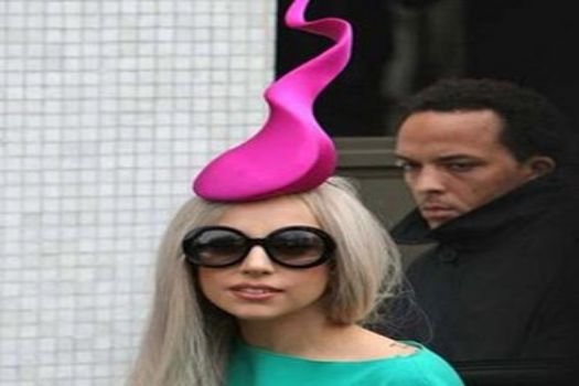 Lady Gaga çöp kovasına işemiş