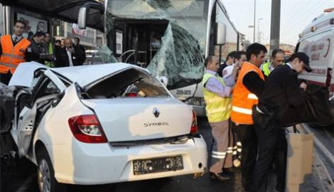 Metrobüs yoldan çıktı!