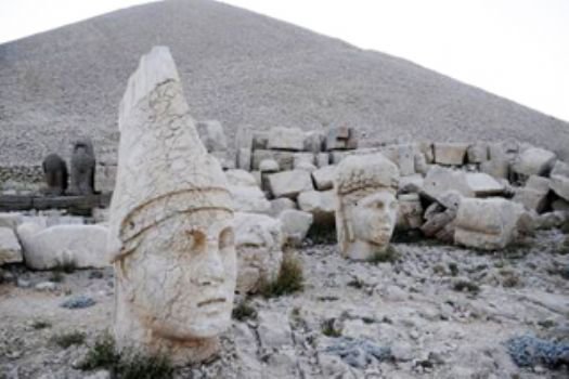 Nemrut'un heykelleri aşağı iniyor
