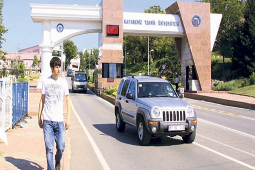 Öğrenciyi derse almayan hocaya 'ayrımcılık' cezası