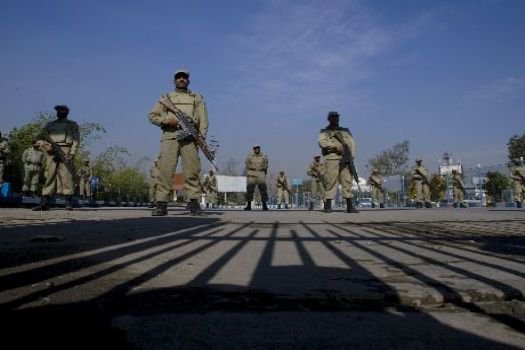 Pakistan'da polis karakoluna saldırı: 3 ölü