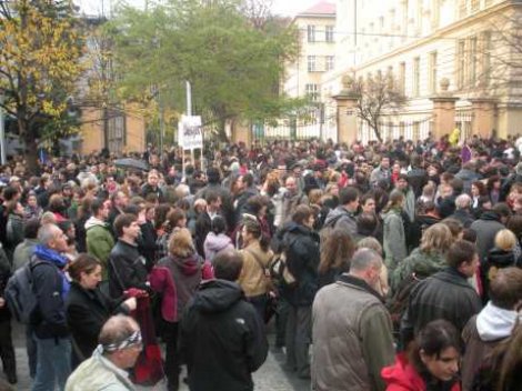 Prag'da Binlerce Öğrenci Sokağa Döküldü