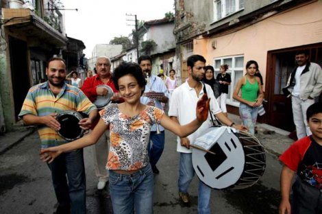 Romanlar Beyoğlu’nda dile geliyor