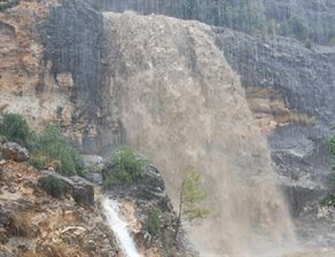 Sağanak şehit mezarlarını ortaya çıkardı