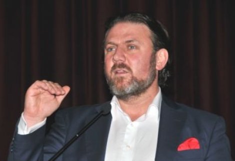 Yiğit Bulut'a yumurtalı protesto