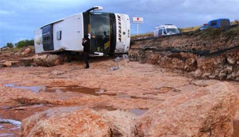 Yolcu otobüsü ve otomobil sele kapıldı: 1 ölü