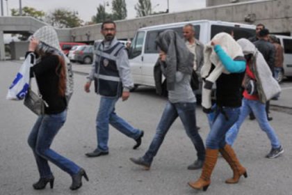 16 erkekle grup seks yaptılar