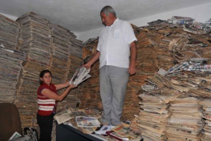 43 yıldır okuduğu gazeteleri biriktiriyor