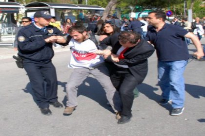 ‘Taklacı bakan’ eylemine 10 yıl hapis istemi!