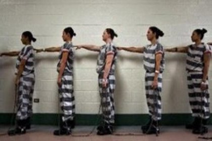 ABD'de kadın mahkumlara prangalı angarya