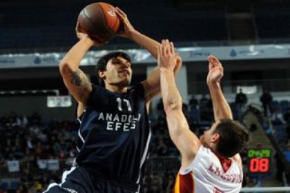 Anadolu Efes 2'de 2 peşinde