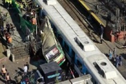 Arjantin'de iki tren bir otobüs çarpıştı: 11 ölü