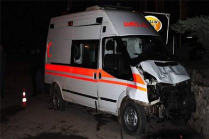 Askeri ambulans kaza yaptı: 14 yaralı