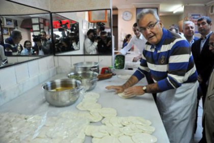 Baykal elleriyle börek açıp ikram etti