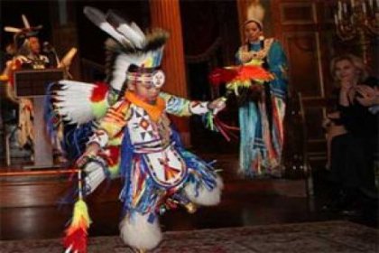 Büyükelçilikte kızılderili dansı