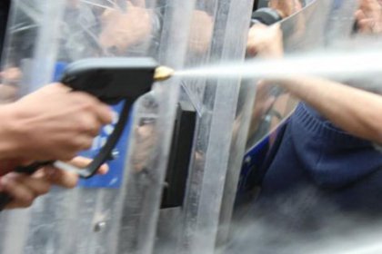 CHP'li vekillerden AK Partili vekillere biber gazı