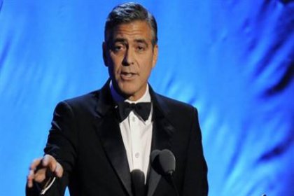 Clooney: Köyleri kasten ateşe vermek savaş suçu