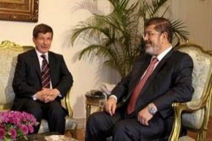 Davutoğlu, Kahire'de Mursi'yle görüştü