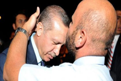 Erdoğan'ı alnından öptü