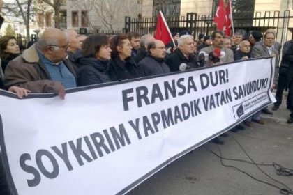 Ermeni yasası, elçilik önünde protesto edildi