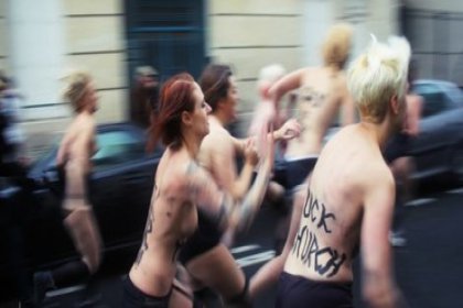 FEMEN'e Paris'te Katoliklerden saldırı!