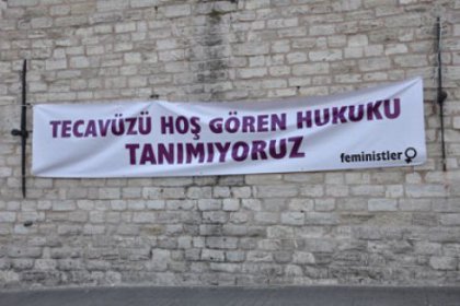 Feministler Taksime Ö.C. için pankart astı