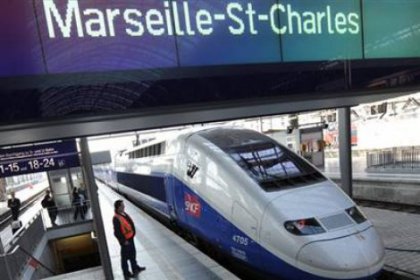 Fransa'da trenler durdu, hayat felç oldu