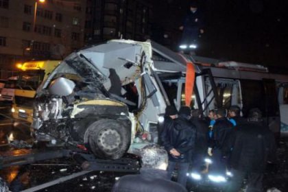 Halk otobüsü metrobüse çarptı: 25 yaralı
