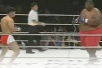 İlginç bir MMA maçı! (video)