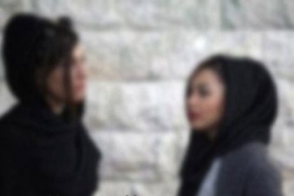 İranlı kızlar 'örtünün' diyen mollayı dövdü