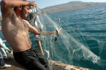 İstanbul'daki balıkçılar ilk ağı attı!
