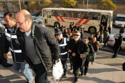 İzmir'de 13 kişiye tutuklama