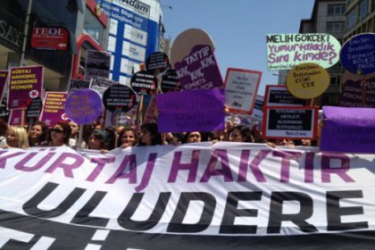 Kadınlar Kadıköy'de 'kürtaj'ı protesto etti