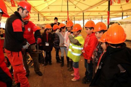 Karşıyakalı çocuklar afet tatbikatı yaptı