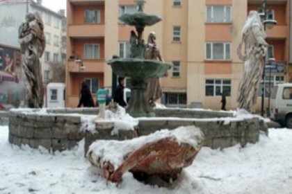 Kars'ta yine heykel yıkıldı