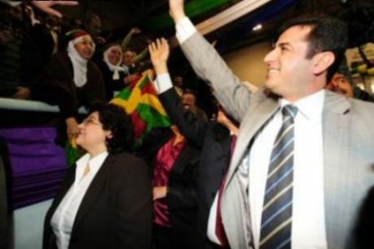 Kongrede dev Öcalan posteri