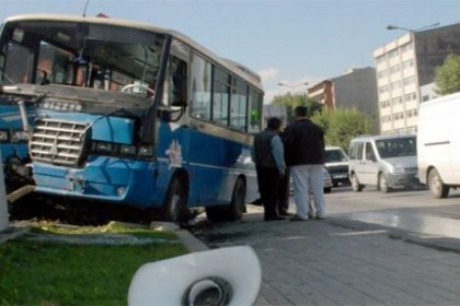 Minibüs üst geçide çarptı: 1 ölü