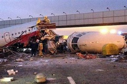 Moskova'da pistten çıkan uçak yandı