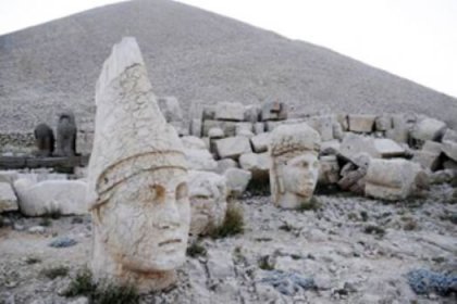 Nemrut'un heykelleri aşağı iniyor