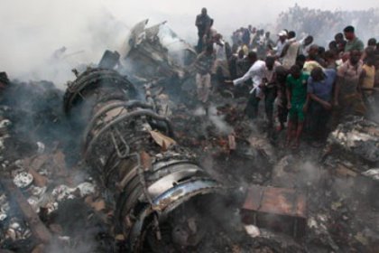 Nijerya'da yolcu uçağı binaya çarptı