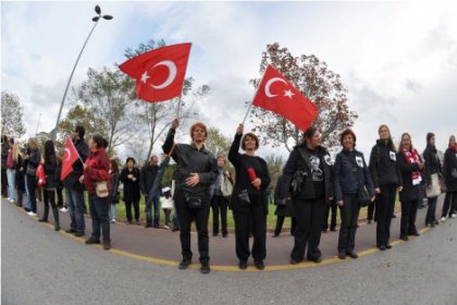 On binlerce kişi 'Ata'ya saygı zinciri' oluşturdu