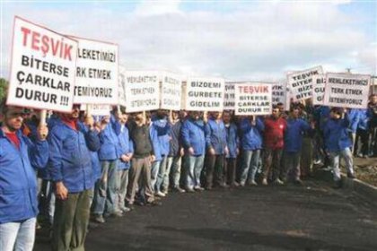 Patronları için protesto düzenliyor.