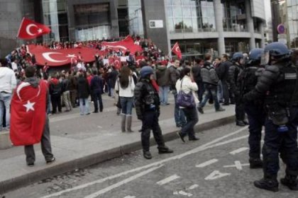 PKK Paris’te Türklere saldırdı!